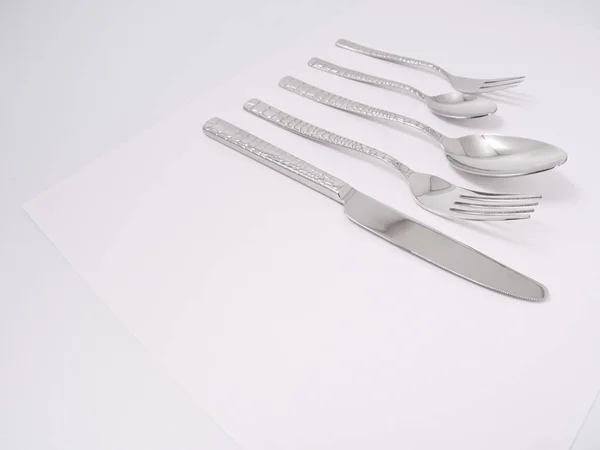 Ezüst forks kanál kés evőeszköz fehér alapon — Stock Fotó