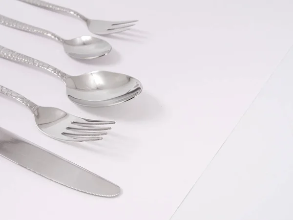 Talheres de garfos de prata colheres facas talheres em um fundo branco — Fotografia de Stock
