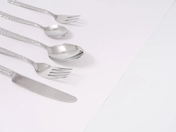 Talheres de garfos de prata colheres facas talheres em um fundo branco — Fotografia de Stock