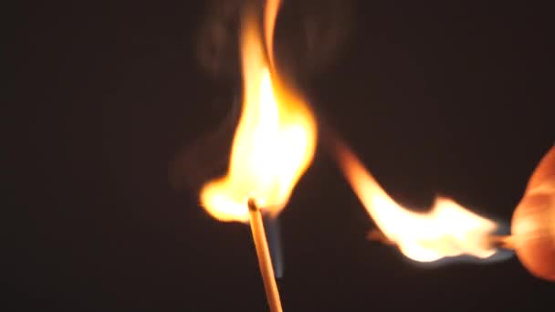 correspond à brûlure de soufre avec une flamme rouge sur un fond sombre 