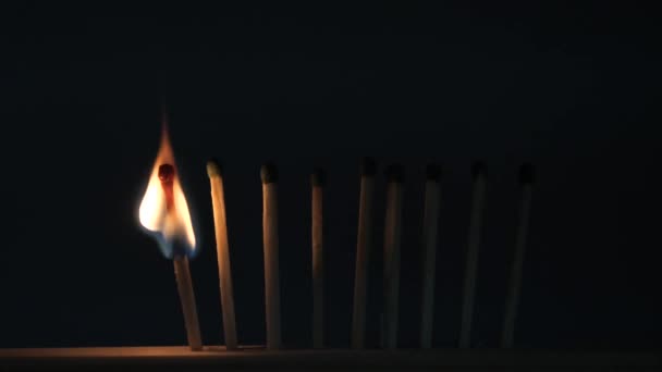 Correspond Brûlure Soufre Avec Une Flamme Rouge Sur Fond Sombre — Video