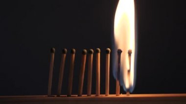 karanlık bir arka plan üzerinde kırmızı bir alev ile maçlar kükürt yanmak