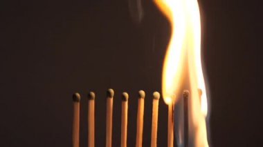 karanlık bir arka plan üzerinde kırmızı bir alev ile maçlar kükürt yanmak