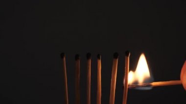 karanlık bir arka plan üzerinde kırmızı bir alev ile maçlar kükürt yanmak