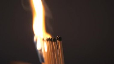karanlık bir arka plan üzerinde kırmızı bir alev ile maçlar kükürt yanmak