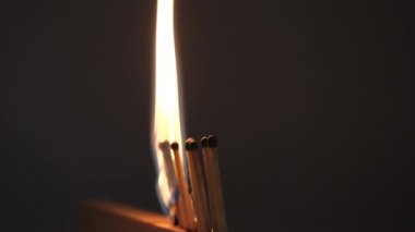 karanlık bir arka plan üzerinde kırmızı bir alev ile maçlar kükürt yanmak