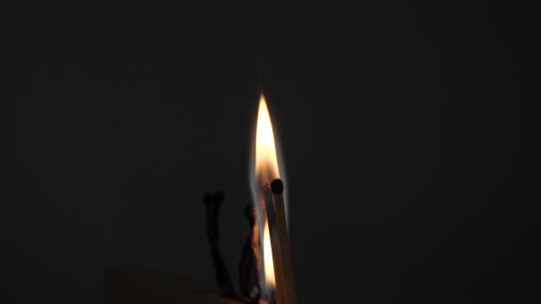 correspond à brûlure de soufre avec une flamme rouge sur un fond sombre 