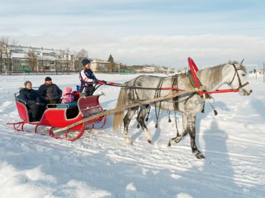 Gomel, Beyaz Rusya - 20 Ocak 2019: bir atlı kızak 5 kış insanlarla yolculuk