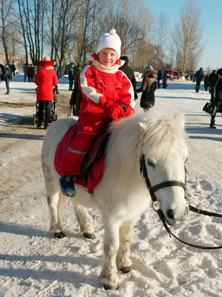 Dziecko Jazda Konna Kucyk Poza Zimą — Zdjęcie stockowe