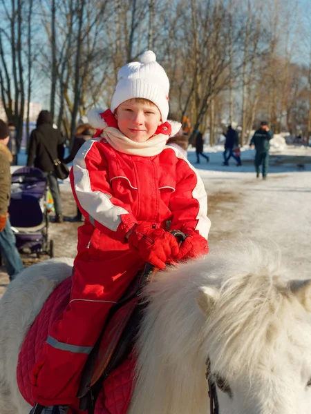 Bambino Che Cavalca Pony All Aperto Inverno — Foto Stock