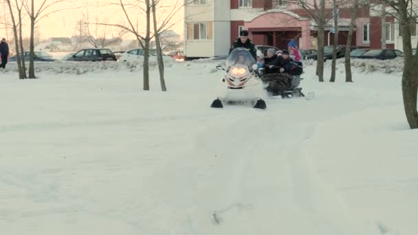 Gomel, Wit-Rusland - 19 januari 2019: kinderen een sneeuwscooter rijden op een vakantie van 20 jaar van het ministerie van noodsituaties. — Stockvideo