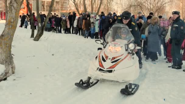 Gomel, Weißrussland - 19. Januar 2019: Kinder fahren mit dem Schneemobil zu einem 20-jährigen Jubiläum des Ministeriums für Notfallsituationen. — Stockvideo