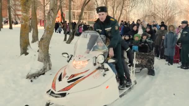 Gomel, Wit-Rusland - 19 januari 2019: kinderen een sneeuwscooter rijden op een vakantie van 20 jaar van het ministerie van noodsituaties. — Stockvideo