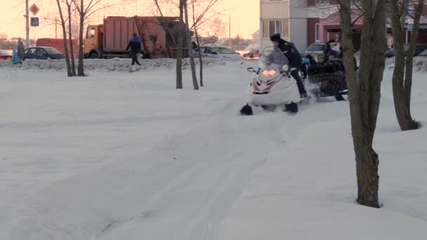 Gomel, Weißrussland - 19. Januar 2019: Kinder fahren mit dem Schneemobil zu einem 20-jährigen Jubiläum des Ministeriums für Notfallsituationen. — Stockvideo