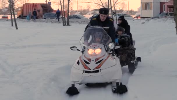 Gomel, Weißrussland - 19. Januar 2019: Kinder fahren mit dem Schneemobil zu einem 20-jährigen Jubiläum des Ministeriums für Notfallsituationen. — Stockvideo