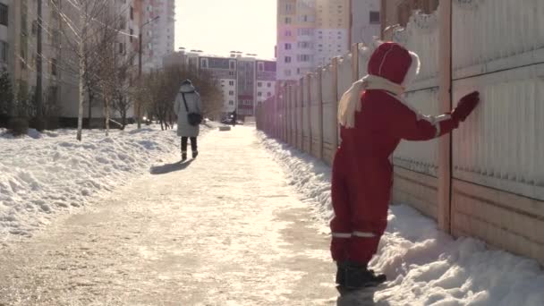 Mamma Och Son Vägen Vinter — Stockvideo