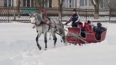 Gomel, Beyaz Rusya - 20 Ocak 2019: bir atlı kızak içinde kışın insanlarla yolculuk.