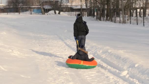 Дети Веселятся Чизкейке Зимой — стоковое видео