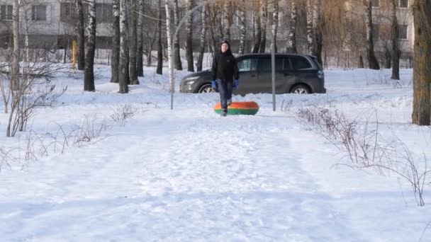 Діти Розважаються Сирнику Взимку — стокове відео