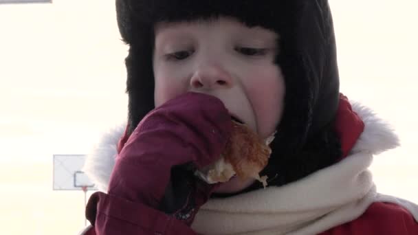Küçük Bir Çocuk Kış Soğuk Havada Yiyor — Stok video