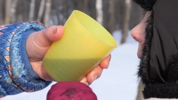 Ett Litet Barn Att Äta Kallen Vintern — Stockvideo