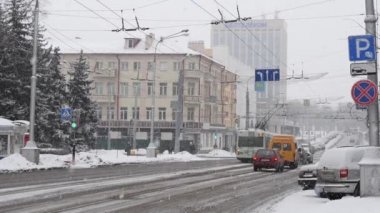 Gomel, Belarus - 24 Ocak 2019: Yoğun kar yağışı Lenin Caddesi üzerinde. Rating Rating arabalar.