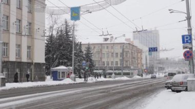 Gomel, Belarus - 24 Ocak 2019: Yoğun kar yağışı Lenin Caddesi üzerinde. Rating Rating arabalar.