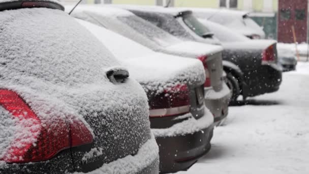Erős Havazás Fehér Hópelyhek Parkoló Autók — Stock videók