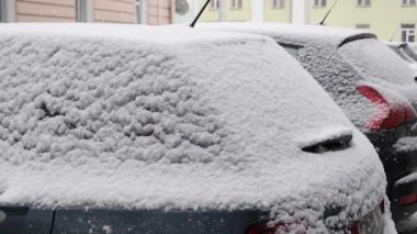 ağır kar beyaz tanesi park etmiş arabaların üzerinde