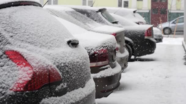 Ciężki Śnieg Białe Płatki Śniegu Zaparkowane Samochody — Wideo stockowe