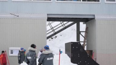 Minsk, Beyaz Rusya - 26 Ocak 2019: Beyaz Rusya serbest Şampiyonası 2001 yılında doğdu ve spor kompleksi Raubichi genç kız ve erkek çocuklar arasında. serbest stil kayak akrobasi