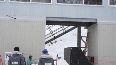 Minsk, Beyaz Rusya - 26 Ocak 2019: Beyaz Rusya serbest Şampiyonası 2001 yılında doğdu ve spor kompleksi Raubichi genç kız ve erkek çocuklar arasında. serbest stil kayak akrobasi