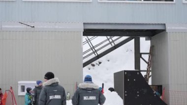 Minsk, Beyaz Rusya - 26 Ocak 2019: Beyaz Rusya serbest Şampiyonası 2001 yılında doğdu ve spor kompleksi Raubichi genç kız ve erkek çocuklar arasında. serbest stil kayak akrobasi
