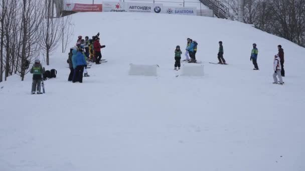 白俄罗斯明斯克 2019年1月26日 白俄罗斯2001年出生的男孩和女孩 在体育中心劳比吉 Rabichi 中获得自由泳锦标赛 自由式滑雪杂技 — 图库视频影像