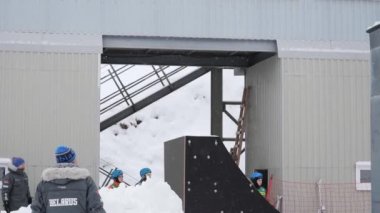 Minsk, Beyaz Rusya - 26 Ocak 2019: Beyaz Rusya serbest Şampiyonası 2001 yılında doğdu ve spor kompleksi Raubichi genç kız ve erkek çocuklar arasında. serbest stil kayak akrobasi