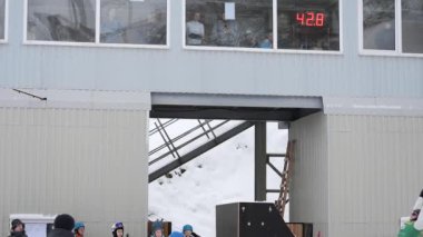 Minsk, Beyaz Rusya - 26 Ocak 2019: Beyaz Rusya serbest Şampiyonası 2001 yılında doğdu ve spor kompleksi Raubichi genç kız ve erkek çocuklar arasında. serbest stil kayak akrobasi