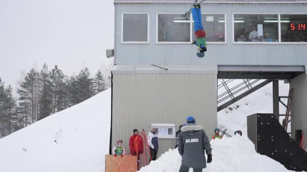 男の子と 2001 年に生まれ スポーツの複雑な Raubichi の若い女の子の間でミンスク ベラルーシ 2019 ベラルーシ フリー — ストック動画