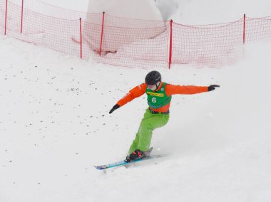 Minsk, Beyaz Rusya - 26 Ocak 2019: Beyaz Rusya serbest Şampiyonası 2001 yılında doğdu ve spor kompleksi Raubichi genç kız ve erkek çocuklar arasında. serbest stil kayak akrobasi