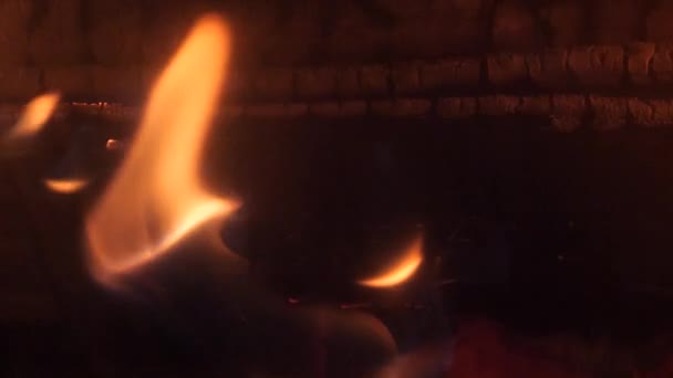 Rode Vlammen Van Natuurlijk Hout Van Otgryaschih Bij Open Haard — Stockvideo