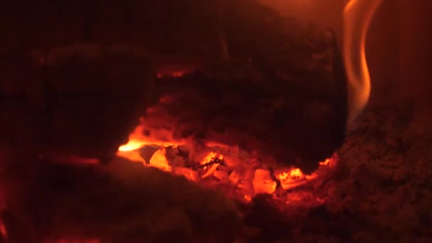 flammes rouges de bois naturel otgryaschih près de la cheminée 