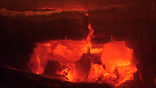 Otgryaschih Természetes Kandalló Előtt Vörös Lángok — Stock videók