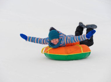 insanlar eğlenmek kar slaytlar tüp sürme