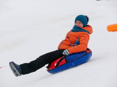 insanlar eğlenmek kar slaytlar tüp sürme