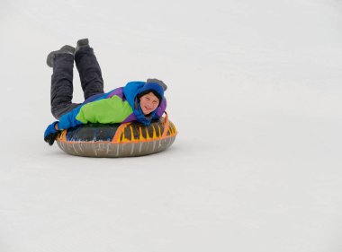 insanlar eğlenmek kar slaytlar tüp sürme