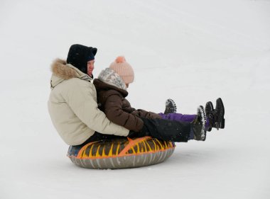 Minsk, Beyaz Rusya - 26 Ocak 2019: insanlar iyi eğlenceler boru karlı bir tepe üzerinde haddeleme