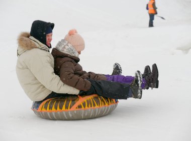 Minsk, Beyaz Rusya - 26 Ocak 2019: insanlar iyi eğlenceler boru karlı bir tepe üzerinde haddeleme