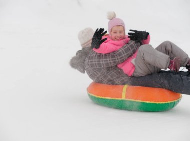 Minsk, Beyaz Rusya - 26 Ocak 2019: insanlar iyi eğlenceler boru karlı bir tepe üzerinde haddeleme