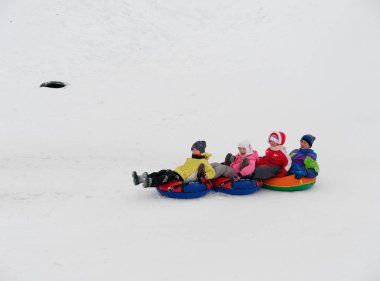 Minsk, Beyaz Rusya - 26 Ocak 2019: insanlar iyi eğlenceler boru karlı bir tepe üzerinde haddeleme