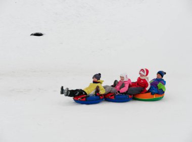 Minsk, Beyaz Rusya - 26 Ocak 2019: insanlar iyi eğlenceler boru karlı bir tepe üzerinde haddeleme