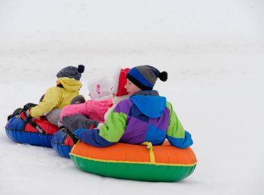 Minsk, Beyaz Rusya - 26 Ocak 2019: insanlar iyi eğlenceler boru karlı bir tepe üzerinde haddeleme